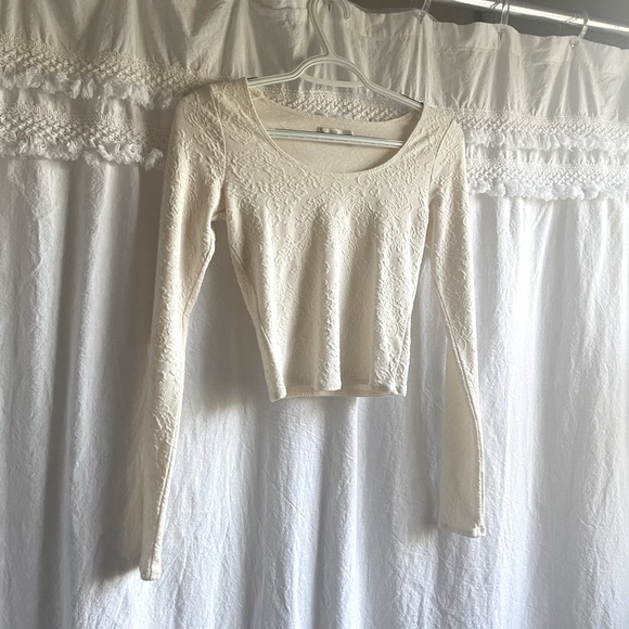 A&F Cream Long-Sleeve Lace Crop Top - Picture 3 of 5
